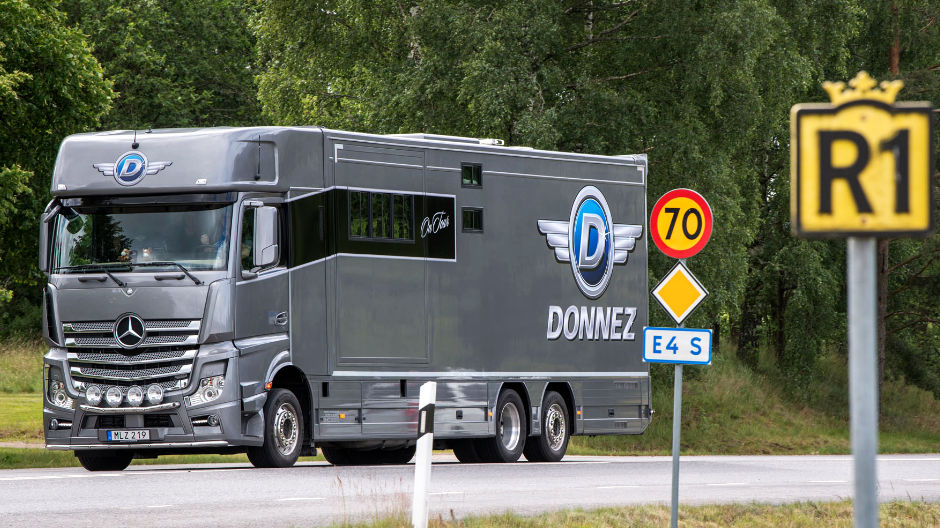 Ainutlaatuinen. Donnez on ensimmäinen ruotsalainen tanssiyhtye, joka on muuntanut kuorma-auton keikkabussiksi.