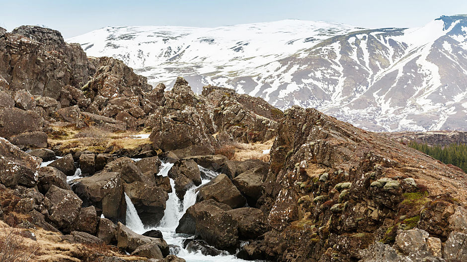 Insel der Mythen und Vulkane. Europas zweitgrößte Insel ist geprägt von Vulkanismus und Wasserreichtum. Für die meisten Isländer ist die karge Landschaft zugleich Heimat zahlreicher Fabelwesen.