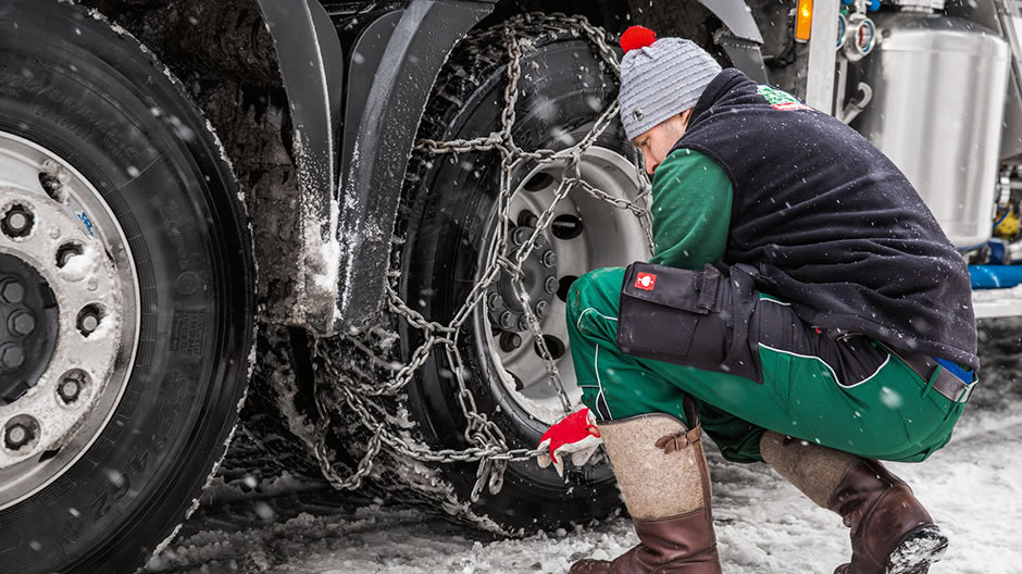 Sneeuwkettingen altijd binnen handbereik. Op dagen met hevige sneeuwval moet Martin Kamhuber meer dan eens de sneeuwkettingen om de banden leggen.