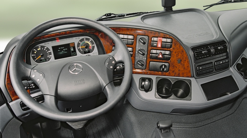Interiér Actrosu MP2 inspirovaný dobovými osobními vozy Mercedes-Benz třídy S.