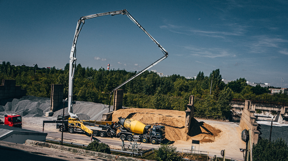 Actrosu MP2 jako domíchávač betonu v tandemu s pětinápravovým výložníkem betonu na podvozku nového modelu Arocs společnosti KÁMEN Zbraslav, a.s. 
