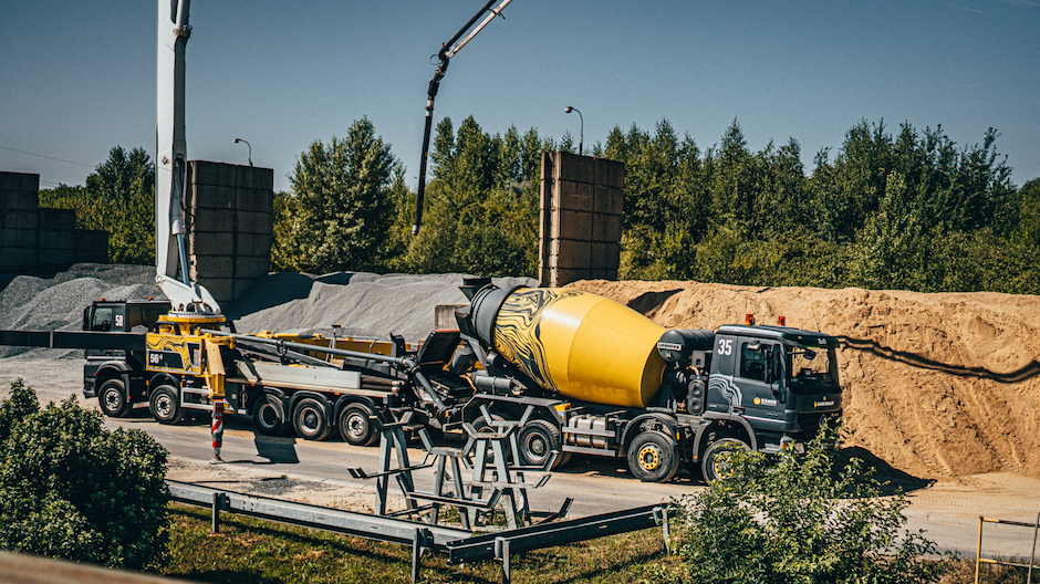 Actrosu MP2jako domíchávač betonu v tandemu s pětinápravovým výložníkem betonu na podvozku nového modelu Arocs společnosti KÁMEN Zbraslav, a.s. 