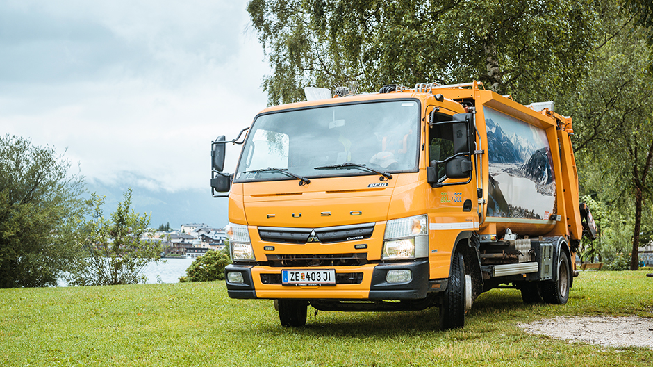 https://roadstars.mercedes-benz-trucks.com/content/dam/mercedes-benz-trucks/de_AT/magazine/2020/september/the-fuso-canter-as-a-high-maneuverable-waste-collector-in-zell-am-see/images/content/940/the-fuso-canter-as-a-high-maneuverable-waste-collector-in-zell-am-see-940-14.jpg