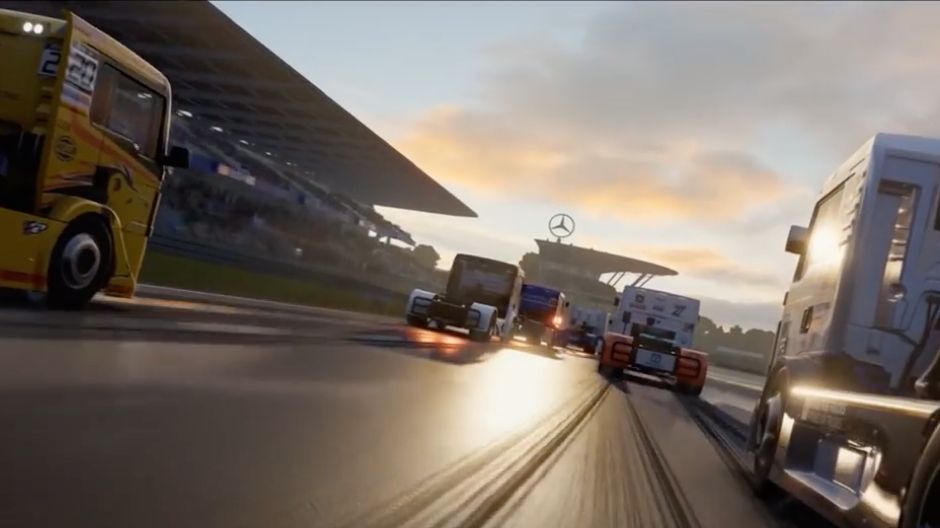 Secuencia de carrera del videojuego 'FIA: ETRC 2019', con varios camiones en pista y la estrella Mercedes-Benz al fondo. 