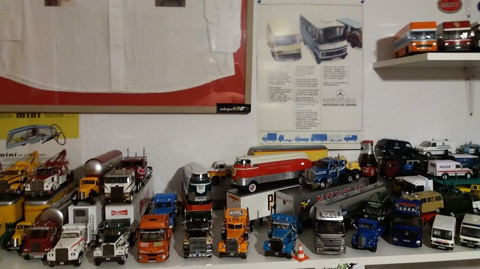 La colección de Amador alcanza las 480 piezas, entre las que encontramos varios vehículos, furgonetas y camiones Mercedes-Benz. 