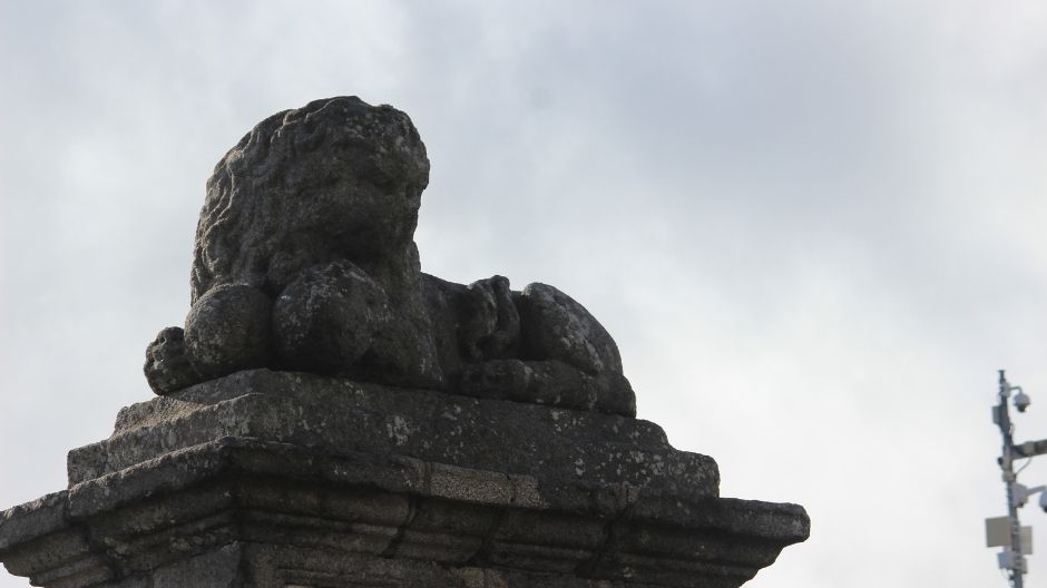 En 1749 al final de las obras de modernización se colocó la estatua de un león que da nombre al Alto.