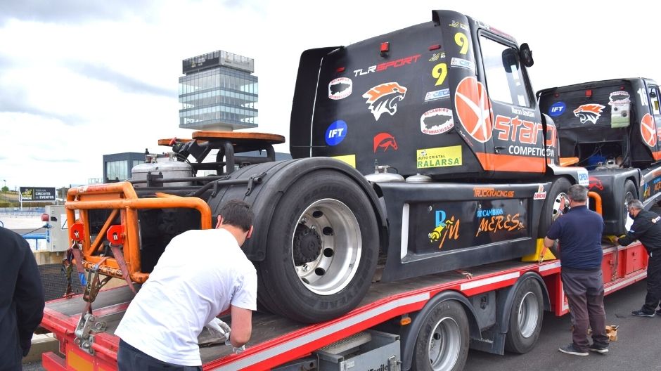 Los camiones del Transmaraña Team llegando al paddock del Campeonato de España de Carreras de Camiones (CECC).