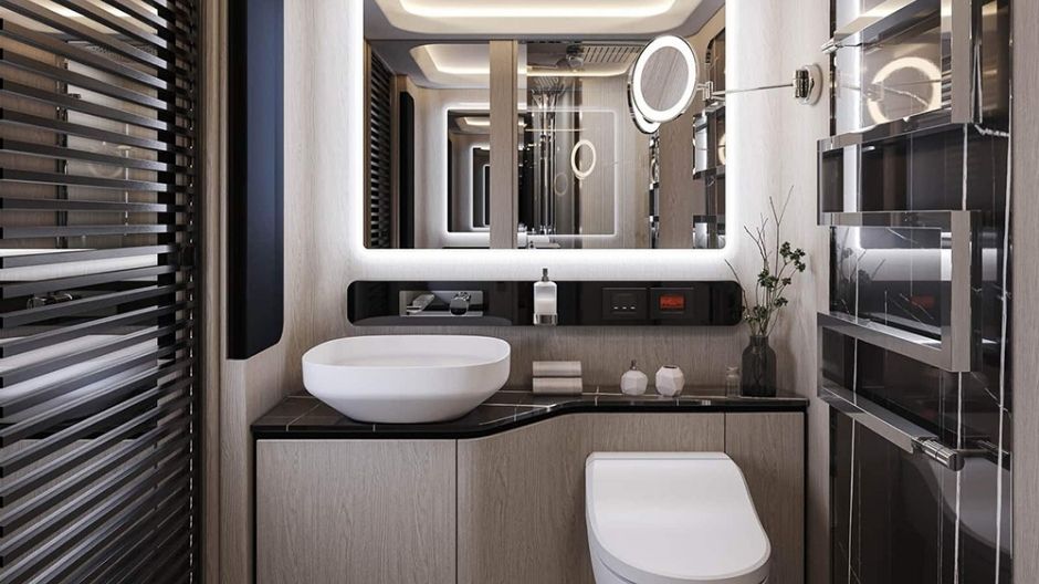 El baño está equipado con armarios, espejos, lavabo, ducha, inodoro y pavimento antideslizante.