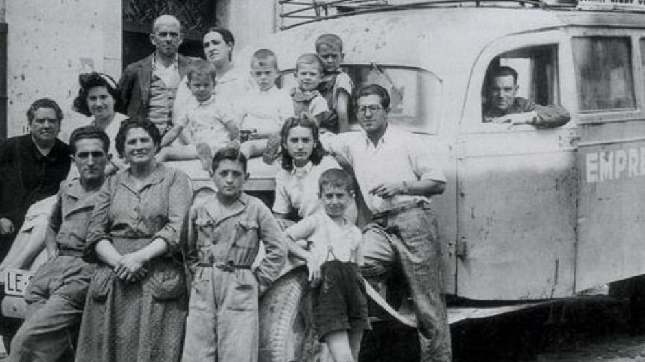 En 1925 Catalina García (en el centro) fue la primera mujer española con permiso de conducir.