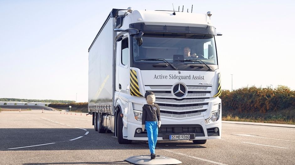 Los sistemas de ayuda a la conducción de Mercedes-Benz Trucks contribuyen a reducir la fatiga en los conductores.