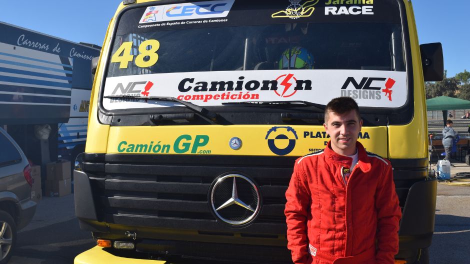 El joven piloto Nico García con su «bólido amarillo».