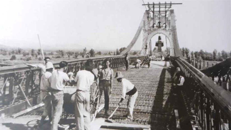 La construcción del Puente de Amposta se aprobó en 1909 con una Real Orden pero no empezó a construirse hasta 1915.