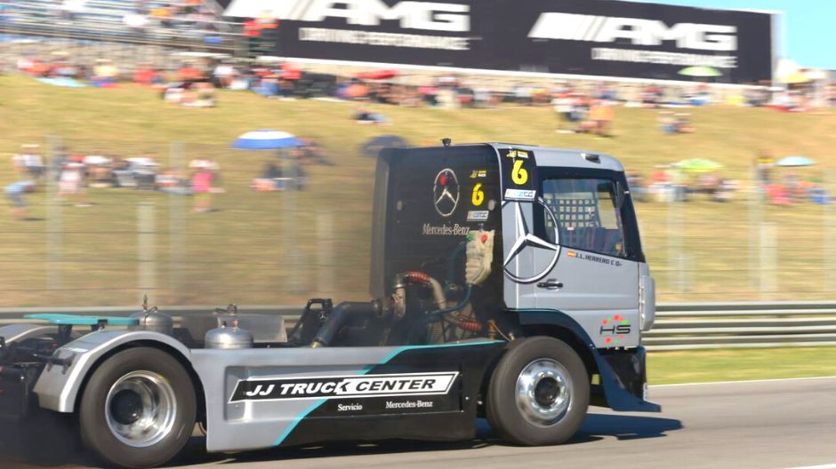 El estreno del JJ Truck Racing Team se saldó con un 6º y un 7º puesto.