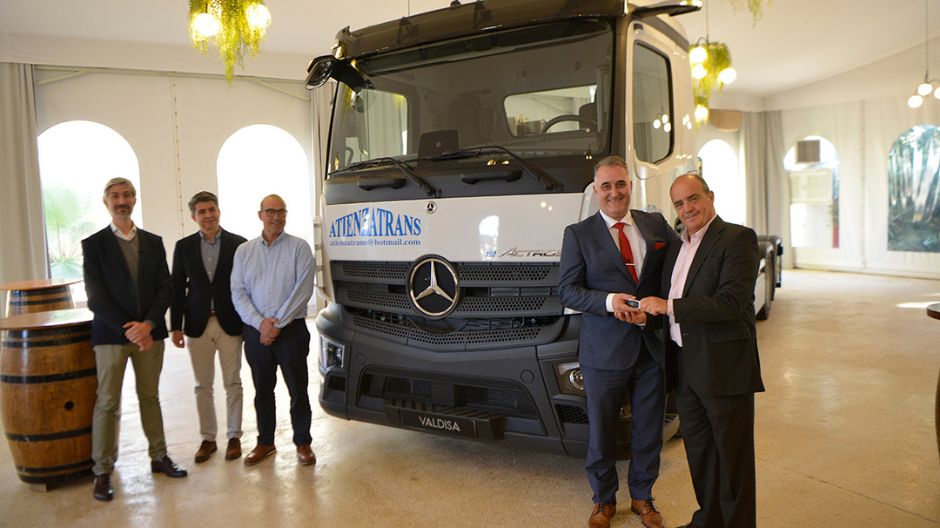 Antonio García Patiño, CEO de Daimler Truck España, entregando las llaves de su nuevo eActros 400 a Roberto Atienza, Gerente de AtienzaTrans Hermanos.