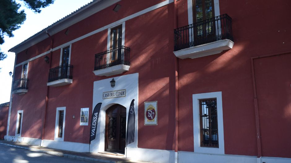 La entrega tuvo lugar en las instalaciones de Dominio de la Vega, bodega de la que Ángel y Roberto Atienza son socios.