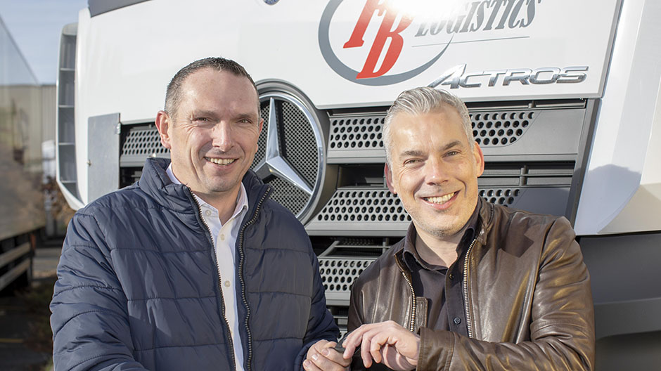 Jan Walraevens (links), Commercieel Afgevaardigde van Mercedes-Benz Truck Center Sint-Pieters-Leeuw, overhandigt de sleutels van één van de nieuwe Actros 1842 trucks aan Christophe Vandenberghe, Branch Manager van FB Logistics.